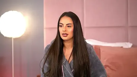 AlmaLuv webcam model stream image