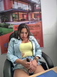 LIZ-06_ webcam model stream image