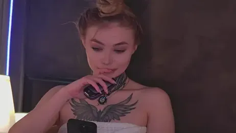 AriWild webcam model stream image