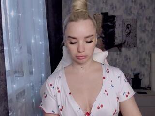 Kira Krox webcam model stream image