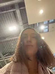 DollyTall webcam model stream image