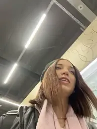 DollyTall webcam model stream image