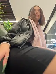 DollyTall webcam model stream image